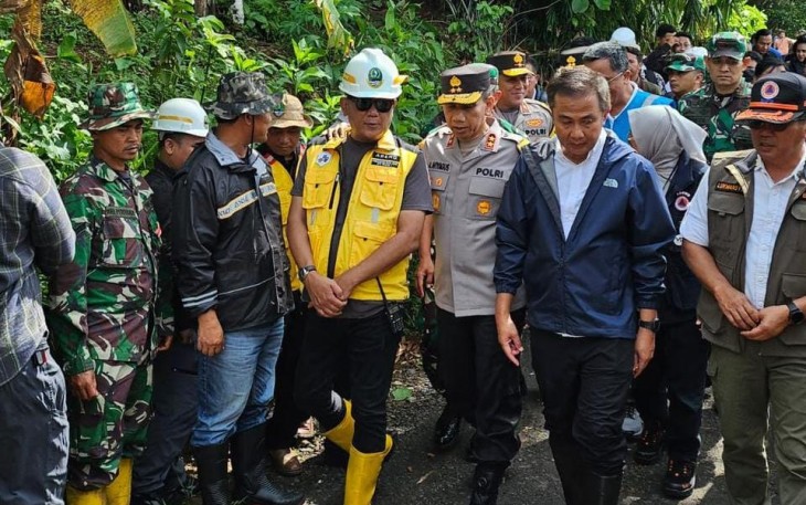 Kapolda Jabar Irjen Pol Akhmad Wiyagus saat meninjau lokasi bencana alam di Sukabumi, Kamis (5/12)