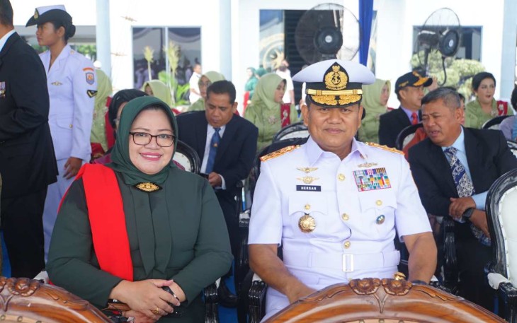 Pangkoarmada III Laksda TNI Hersan bersama ibu saat menghadiri peringatan Hari Armada RI di Surabaya, Kamis (5/12)