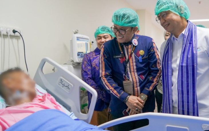 Menkes Budi Gunadi Sadikin mengunjungi pasien operasi jantung pertama di RSJPDO Oputa Yi Koo Kendari, Sabtu (7/12)