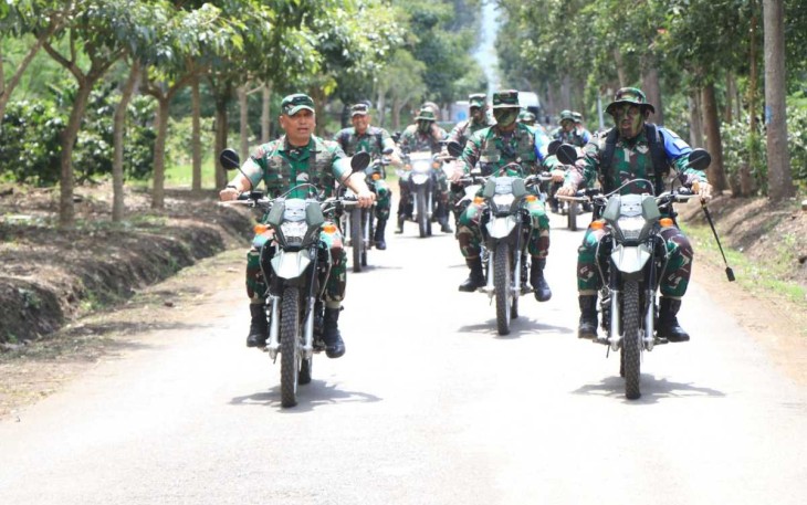 Pangdivif 2 Kostrad Mayjen TNI Susilo mendampingi Aslat Kasad Mayjen TNI Jonathan Binsar Parluhutan tinjau Ancab YTP 411/Pandawa di Bondowoso, Minggu (8/12)