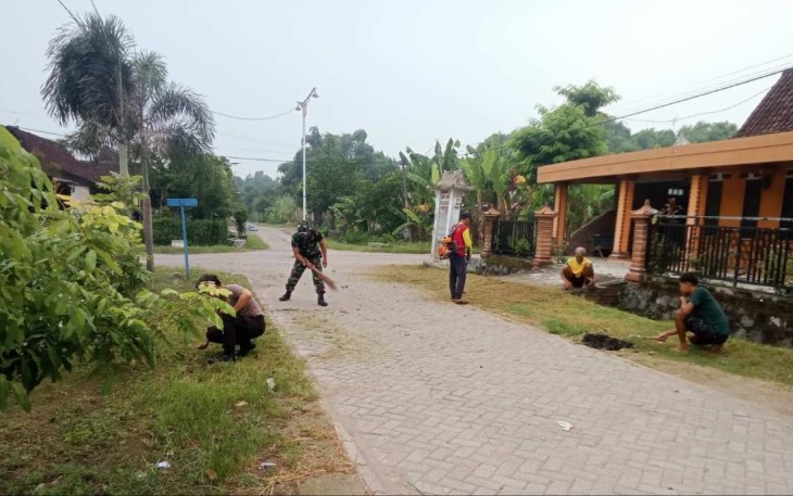 Bersihkan lingkungan bersama warga binaan