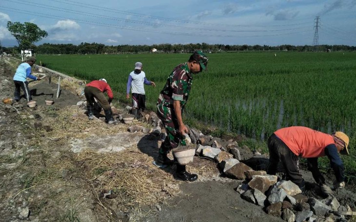 Rabat jalan persawahan di wilayah desa binaan 