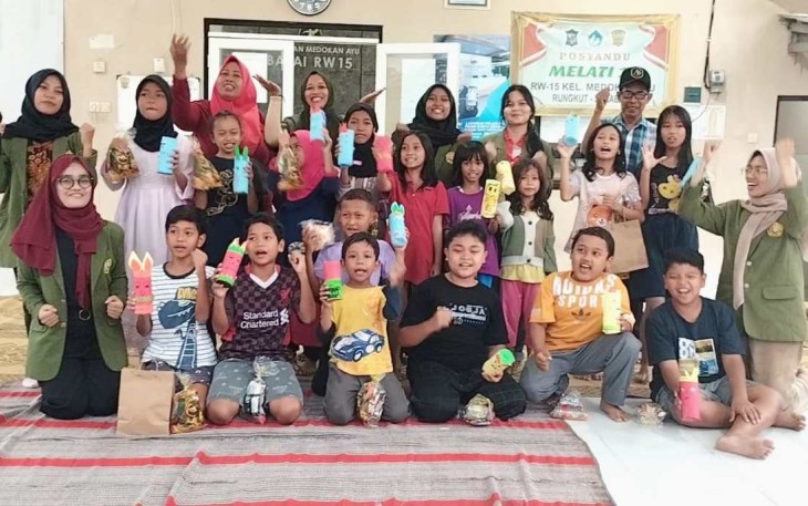 Edukasi tabungan kreatif anak di balai RW15 Medokan Ayu, Surabaya, Sabtu (14/12)