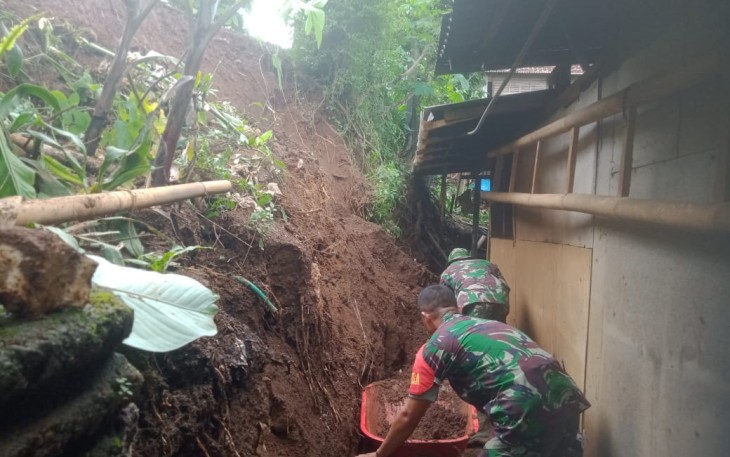Bantu evakuasi material longsor di wilayah desa binaan 