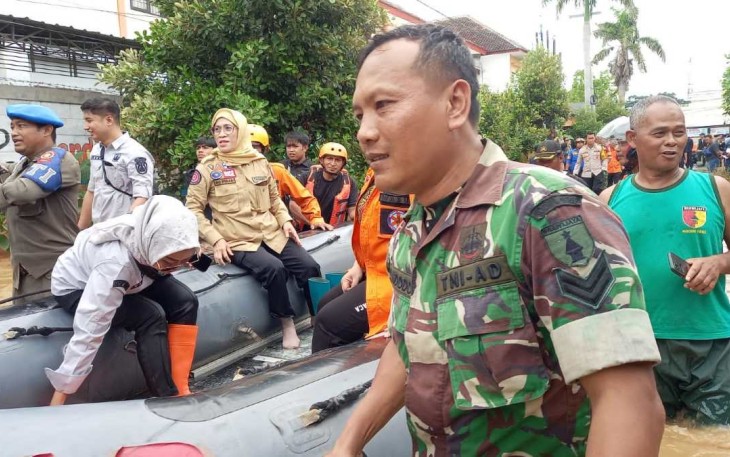 Personel TNI AD saat evakuasi warga terdampak banjir di Kabupaten Ponorogo, Senin (16/12)