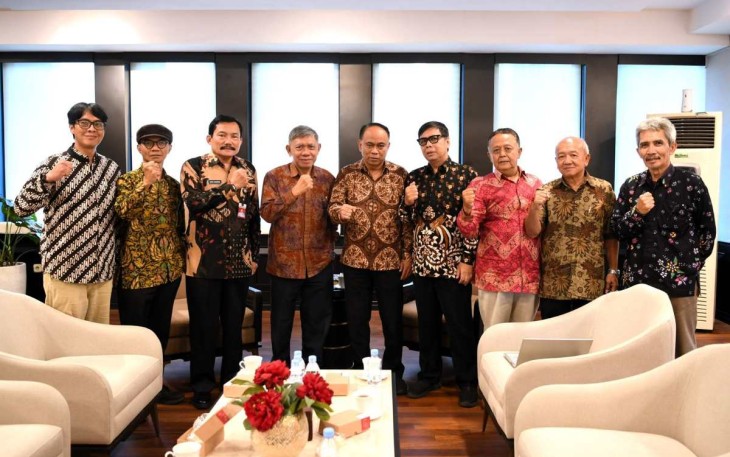 Menkop Budi Arie Setiadi foto bersama dengan pengurus IKOPIN University di Jakarta, Senin (16/12)