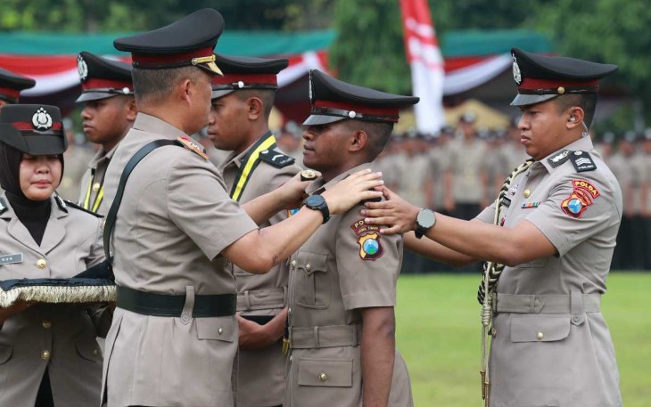 Kapolda Jatim Irjen Pol Imam Sugianto melantik Bintara Polri di SPN Mojokerto, Rabu (18/12)