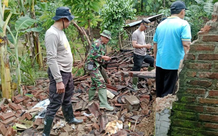 Pembersihan material pasca banjir di wilayah desa binaan 