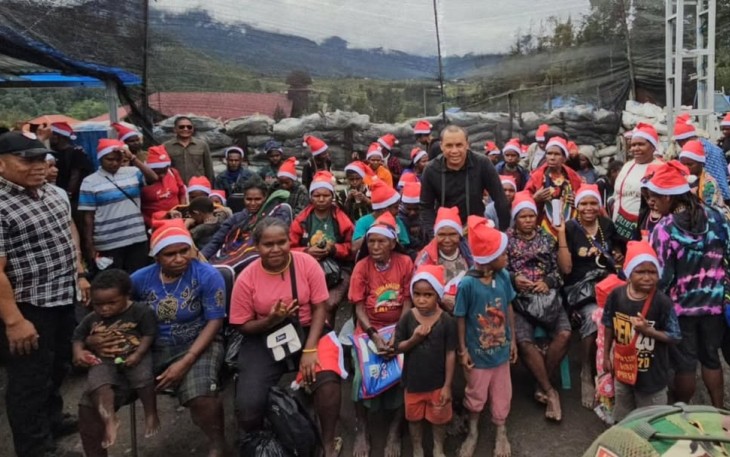 Pangkostrad Letjen TNI Mohamad Hasan foto bersama warga di distrik Ilaga, Kabupaten Puncak, Papua Tengah, Rabu (18/12)