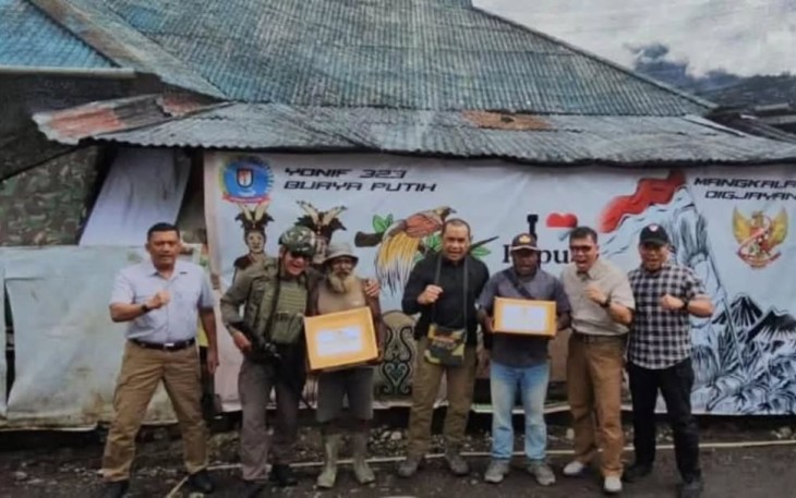 Pangdivif 1 Kostrad Mayjen TNI Novi Rubadi Sugito mendampingi Pangkostrad Letjen TNI Mohamad Hasan memberikan bantuan di distrik Ilaga, Kabupaten Puncak, Rabu (18/12)