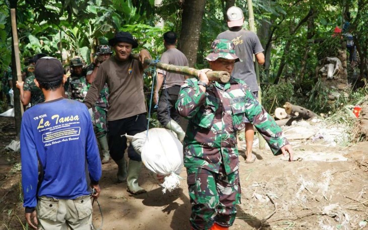 Sinergitas TNI percepat rehabilitasi pasca bencana di Ponorogo, Kamis (19/12)