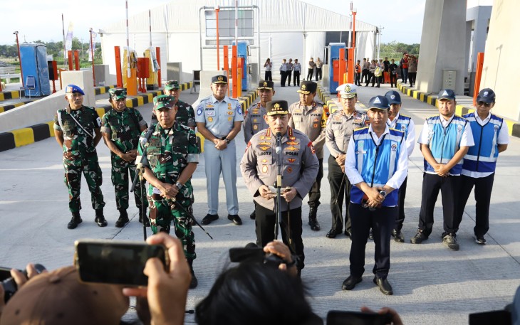 Panglima TNI bersama Kapolri saat Tinjau Kesiapan Arus Mudik Nataru 2025 di Tol Prambanan