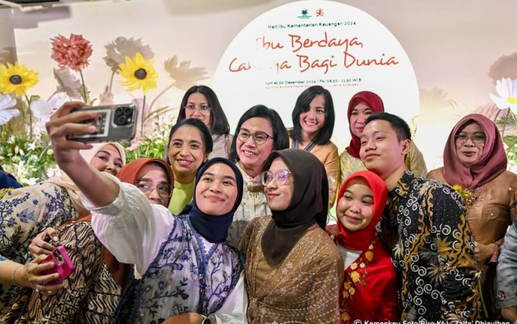 Menkeu Sri Mulyani saat foto bersama di perayaan hari ibu di Jakarta 