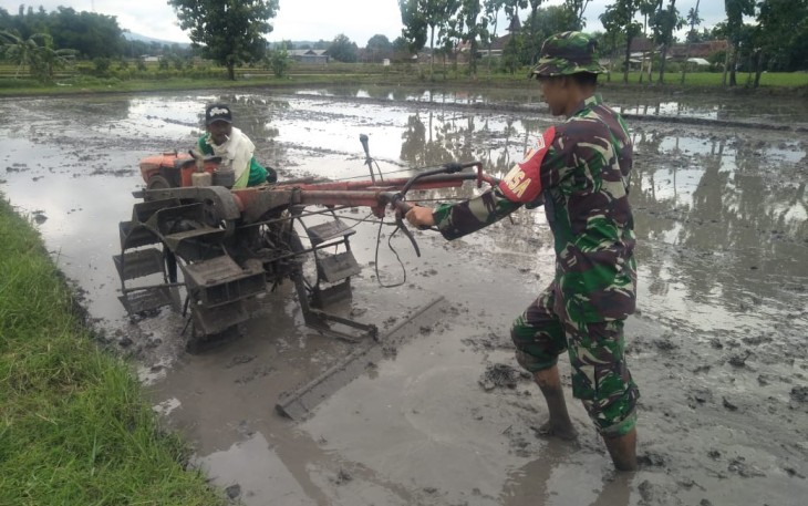 Bantu olah persawahan warga binaan 