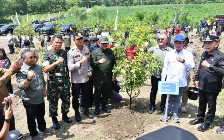 Menteri LHK Hanif Faisol Nurofiq menanam pohon di Kabupaten Ponorogo, Sabtu (21/12)