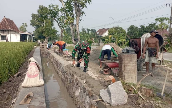 Kerja bakti pembuatan tanggul di wilayah desa binaan 