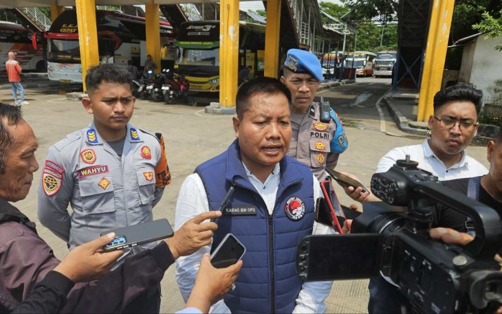 Kabag Bin Ops Ditresnarkoba Polda Jatim AKBP Suharsono saat memberikan keterangan pers di Terminal Purabaya, Senin (23/12)