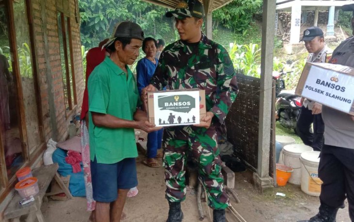 Berikan bantuan warga yang rumahnya terbakar 