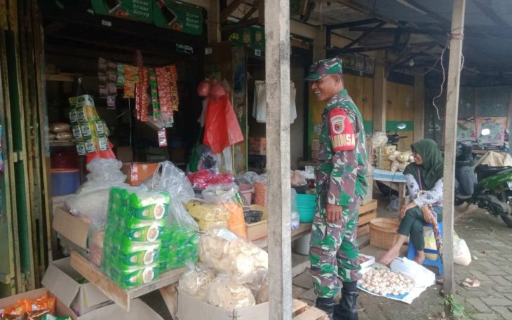 Pantau harga kebutuhan pokok masyarakat di pasar tradisional 