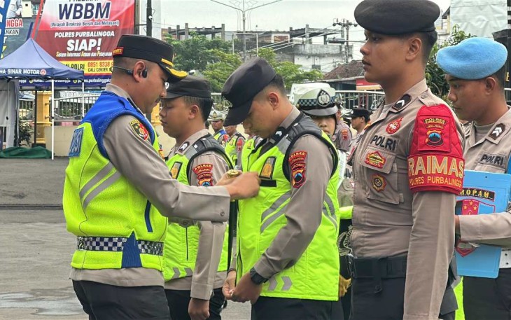 Kapolres Purbalingga AKBP Rosyid Hartanto saat menyematkan rompi personel, Selasa (24/12)