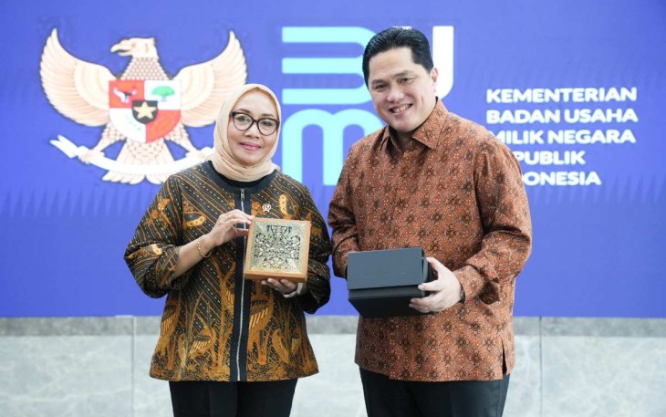 Menteri PPPA Arifatul Choiri Fauzi menerima cenderamata Menteri BUMN Erick Thohir di Jakarta, Selasa (24/12)
