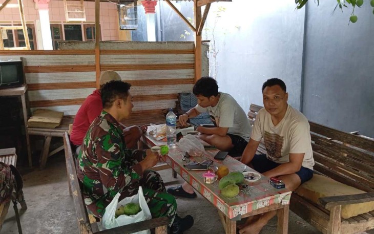 Komsos Babinsa bersama warga binaannya