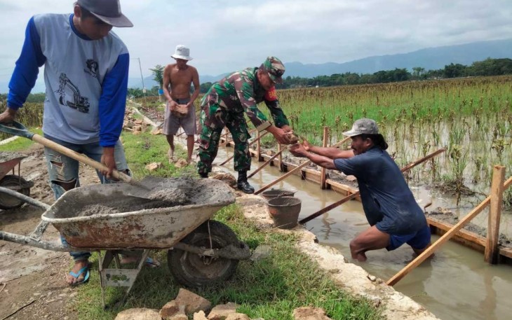 Kerja bakti bangun talud di wilayah desa binaan 