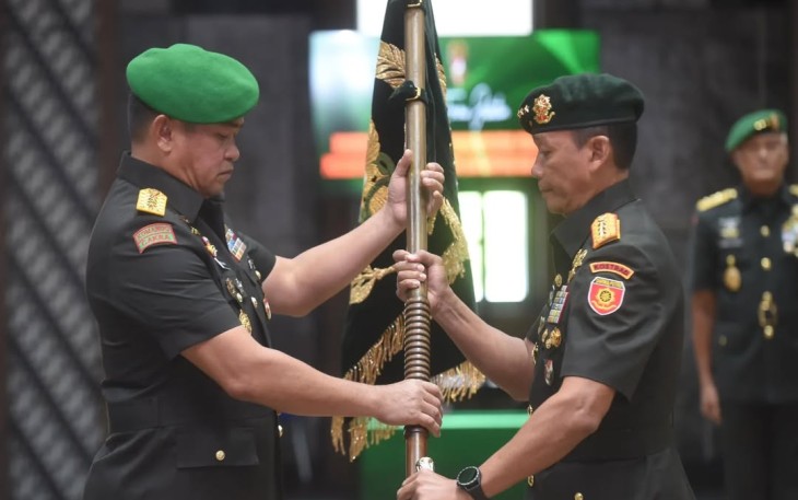 Kasad Jenderal TNI Maruli Simanjuntak melantik Pangkostrad Letjen TNI Mohammad Fadjar di Jakarta 