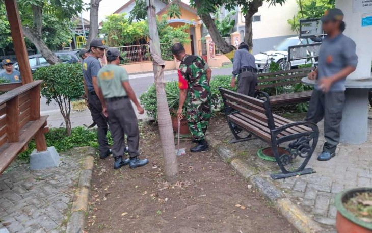 Kerja bakti bersihkan lingkungan bersama warga