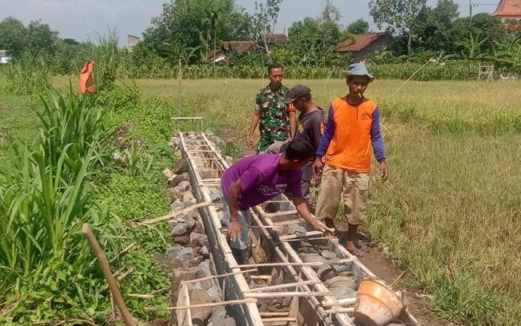 Pembuatan saluran air di wilayah desa binaan 
