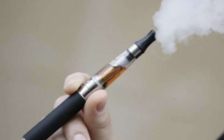 Ilustrasi penggunaan vape