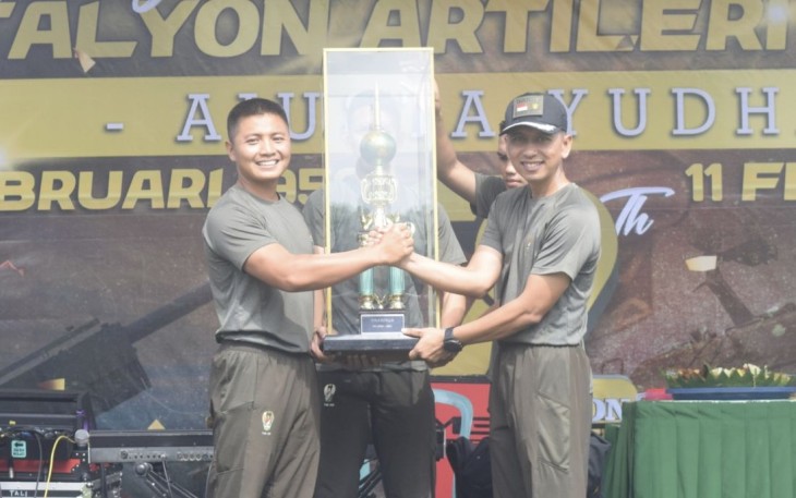 Danyonarmed 1 Kostrad Mayor Arm Ihalauw Garry Herlambang menyerahkan piala bergilir meriahkan HUT Yonarmed 1 Kostrad ke 72, Minggu (11/2)