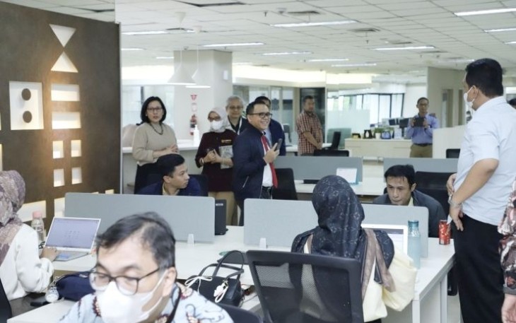 MenPAN-RB Abdullah Azwar Anas saat mengunjungi ruangan di Kemenkes Jakarta, Rabu (21/2)