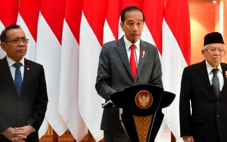 Presiden Joko Widodo saat memberikan keterangan pers di bandara Halim Perdanakusuma Jakarta, Senin (4/3)