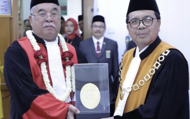 Ketua Mahkamah Agung Prof Dr H M Syarifuddin memberikan cenderamata 