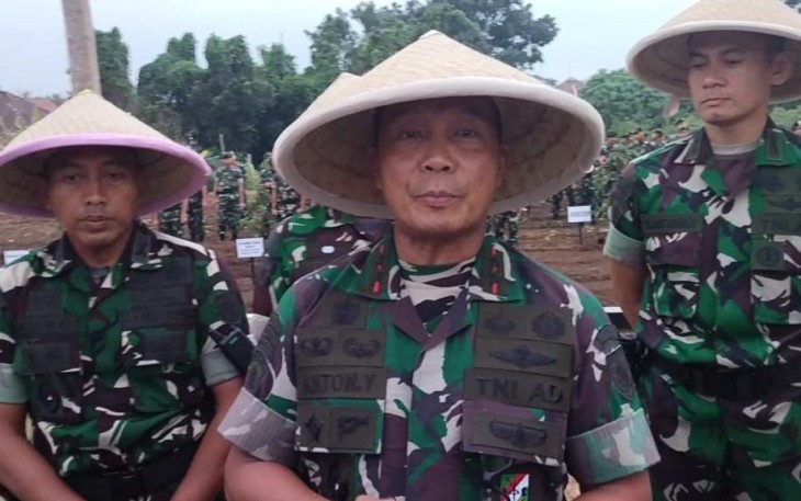 Pangdivif 2 Kostrad Mayjen TNI Anton Yuliantoro saat memberikan keterangan pers di Yonarmed 1 Kostrad, Rabu (12/6)