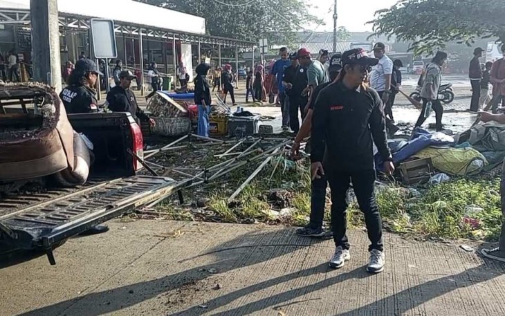Penataan lingkungan dan membersihkan area terminal Depok dalam program Jumat Bersih