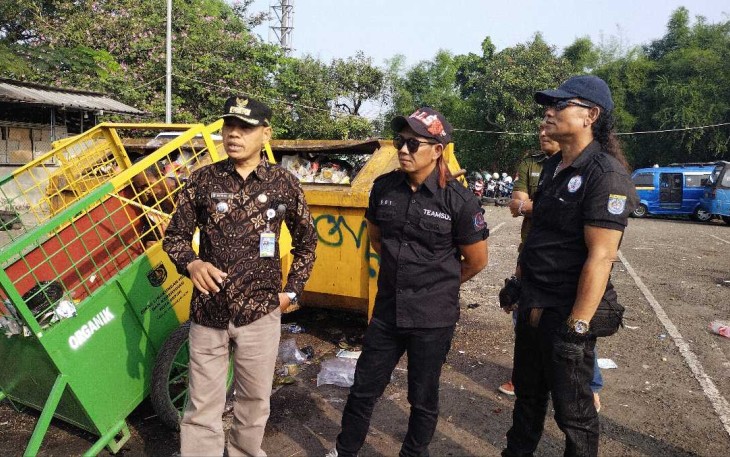 Lurah Depok Herman saat meninjau langsung kegiatan Jum'at Bersih Korlap Stater di terminal Depok, Jum'at (12/7)