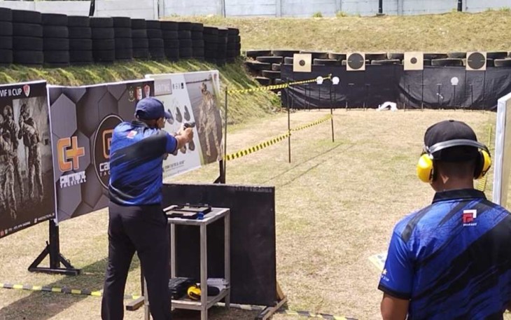 Danmenarmed 2 Kostrad Letkol Arm Siswo Budiarto saat membidik plate, Sabtu (24/8)