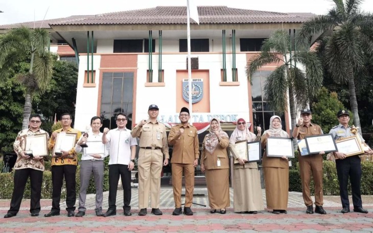 Wakil Wali Kota Depok, Imam Budi Hartono saat berfoto bersama dengan para penerima penghargaan saat Apel Pagi di Halaman Balai Kota Depok, Senin (09/08/24).