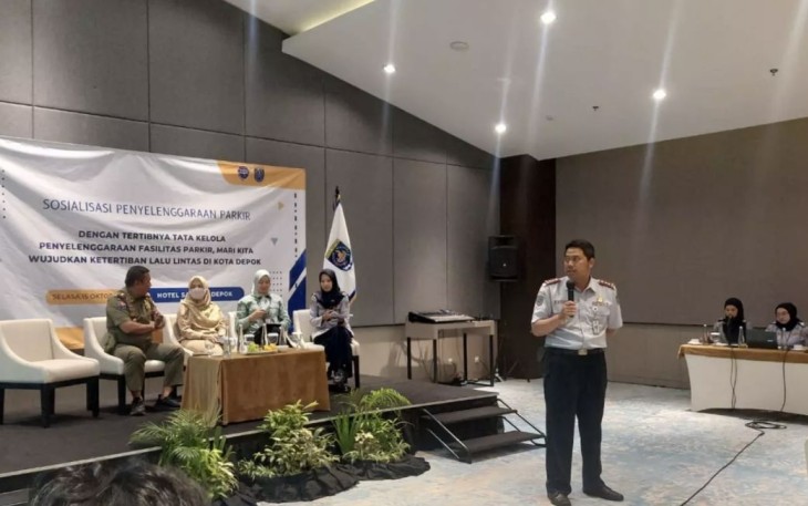 Kepala Bimkestik Dishub Kota Depok, Ari Manggala (berdiri) saat melakukan paparan kepada peserta pada sosialisasi terkait perparkiran di Hotel Santika, Selasa (15/10/24)