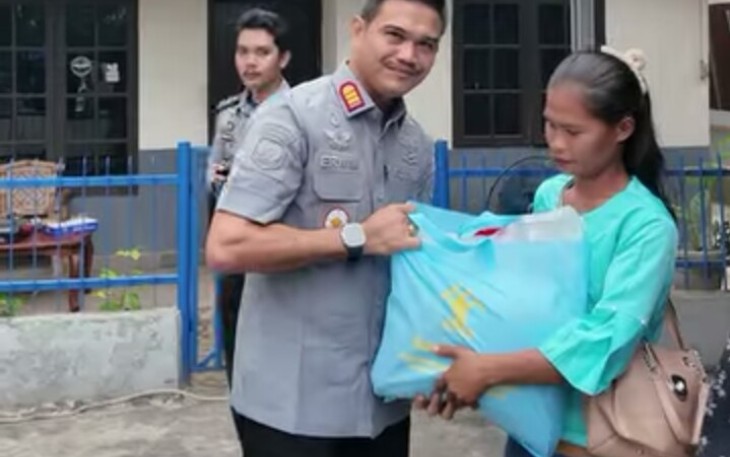 Rutan Pangkalan Brandan Erwin Siregar Sedang Membagikan Paket Sembako.