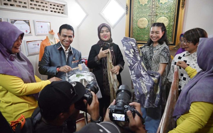 Wakil Ketua Komisi VII DPR RI, Chusnunia Chalim, bersama tim saat mengunjungi Desa Wisata Kampung Pangan Inovatif dan Kampung Songket 26 Ilir, di Palembang, Minggu (8/12)