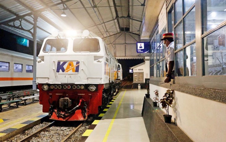 Ilustrasi rangkaian kereta api di stasiun pemberhentian 