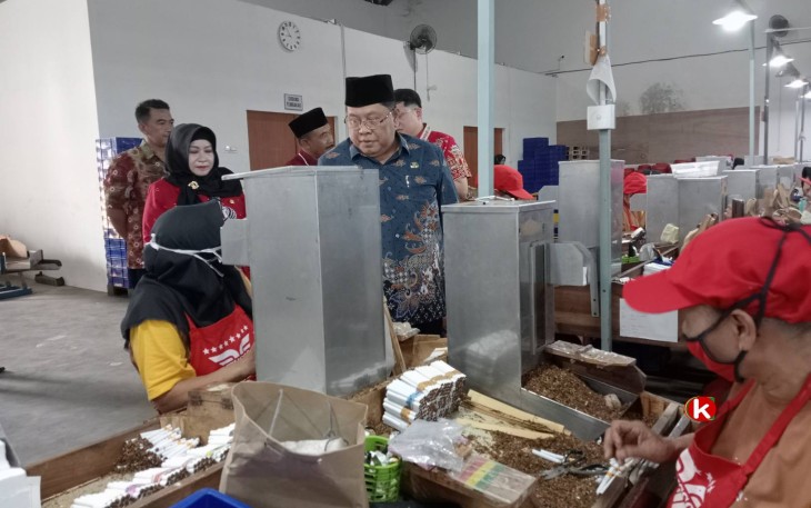 Walikota Blitar Santoso Meninjau Pekerja di Pabrik Rokok Sebelum Membagikan BLT DBHCHT (Foto : Faisal NR / Klikwarta.com)