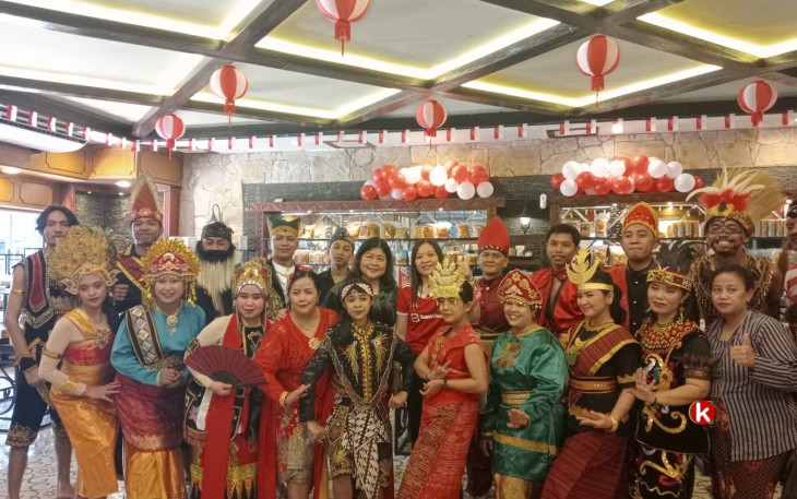 Management dan Karyawan Toko Roti Orion Blitar di Momen Peringatan Hari Proklamasi Kemerdekaan Republik Indonesia ke-79 Tahun 2024 (Foto : Faisal NR / Klikwarta.com)