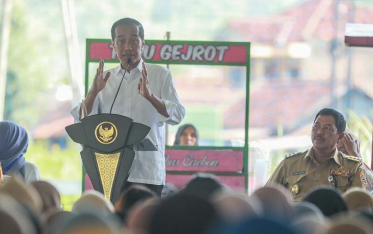 Presiden RI Joko Widodo (Jokowi), dalam acara Silaturahmi dengan Peserta dan Pendamping Program Mekaar, di Stadion Krisak Singodutan, Kabupaten Wonogiri, Kamis (1/2/2024). Dia menjelaskan, melalui Mekaar, pelaku UMKM bisa mendapatkan pembiayaan mulai dari Rp2 juta tanpa agunan.