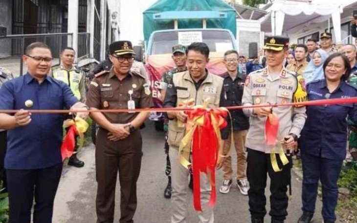 Ketua KPU Kota Batu Heru Joko Purwanto saat menggunting pita resmikan pelepasan distribusi logistik pemilu 2024, Selasa (13/2)