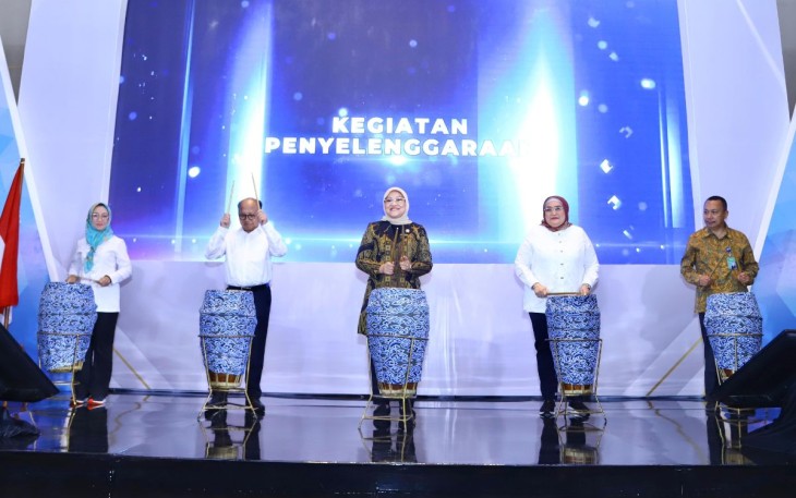 Menaker Ida Fauziah (tengah)