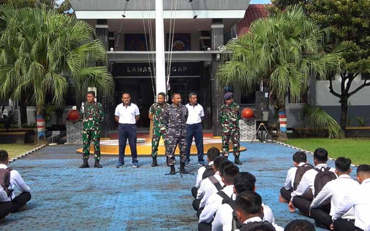 Danlanal Cilacap Kolonel Laut (P) Bambang Subeno, saat memberikan pengarahan dan motivasi kepada ratusan Calon Prajurit Bintara (Caba) Pria/Wanita  dan Calon Prajurit Tamtama (Cata) TNI AL Gelombang I TA. 2024, di Mako Lanal Cilacap, (05/01/2024).